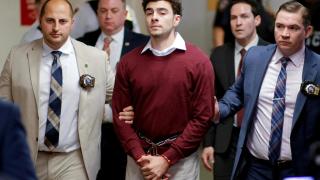 Luigi Mangione llegó esposado este lunes a la audiencia de lectura de cargos en la Corte Suprema de Nueva York.