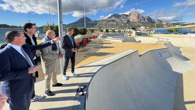 Visita a las obras de instalación de las cámaras en el parque de skate de La Nucia.