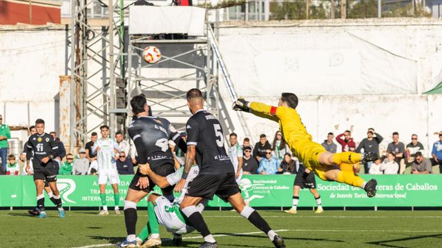 Carlos Abad despeja un ataque del Sanluqueño.