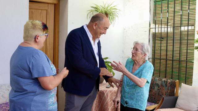El presidente de la Diputación, Miguel Ángel de Vicente,  hablando con una anciana