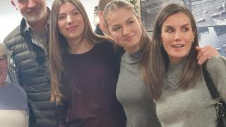 Los reyes Felipe y Letizia, junto a sus hijas, la princesa Leonor y la infanta Sofía, posan junto algunos vecinos, en el restaurante Albufera, en El Palmar (Valencia).