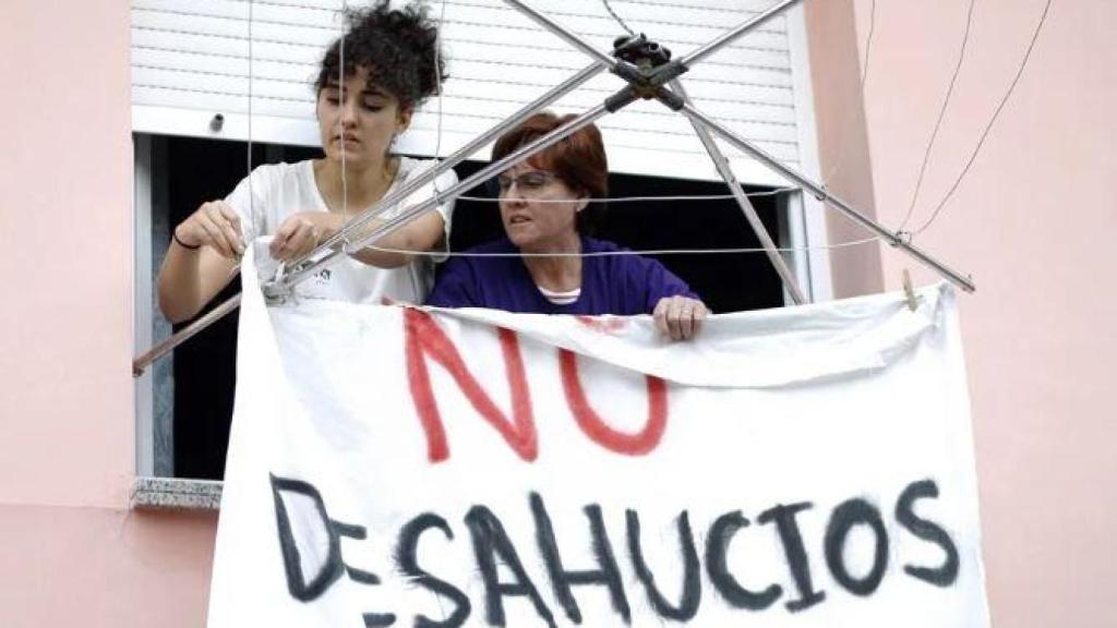 Imagen de archivo de una familia defendiendo el 'No al desahucio'.