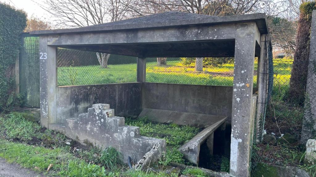 Lavadero comunitario, en estado de abandono, en la parroquia de Ames.