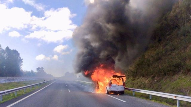 Vehículo ardiendo en la autovía A-52.