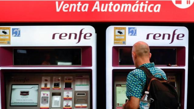 Pasajero comprando un abono de tren.