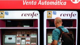 Pasajero comprando un abono de tren.