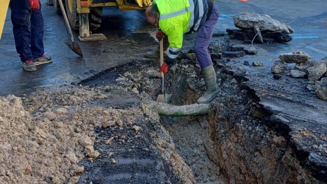 Los operarios municipales trabajan en la avería de agua de la calle Madrona de Segovia, este martes