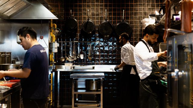 La casa de comidas con vistas al puerto de Barcelona donde la cocina importa tanto como el bienestar del personal