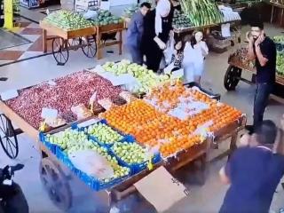 Una grabación de una cámara de seguridad muestra la explosión de un buscapersonas de un miembro de Hezbolá en una tienda de frutas y verduras en Líbano.