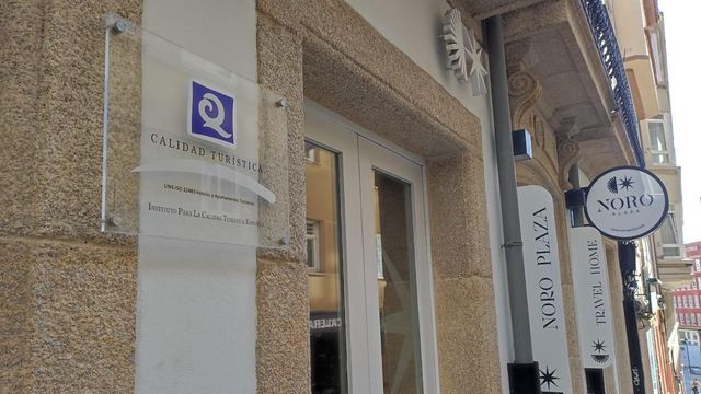 Indicativo de alojamiento turístico en una calle céntrica de A Coruña.