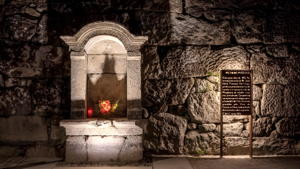 Vista en detalle del Peto das Ánimas de Piñeiro
