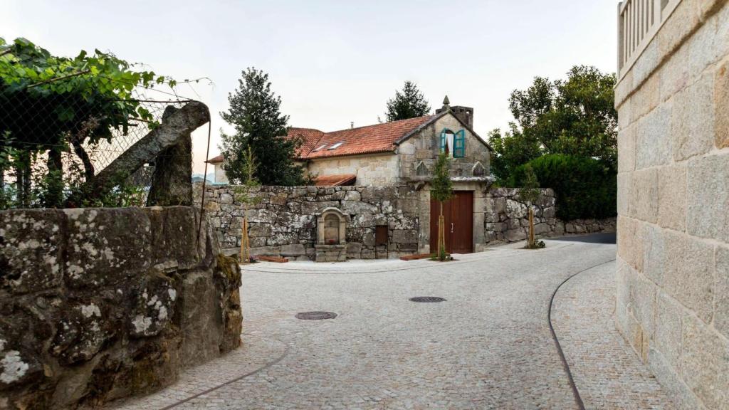 Vista del entorno rehabilitado del Peto das Ánimas de Piñeiro