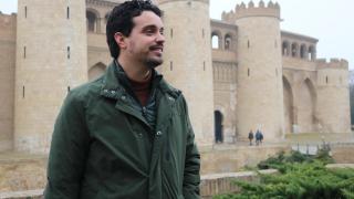 Villagrasa ha presentado su candidatura frente al Palacio de La Aljafería, sede de las Cortes de Aragón