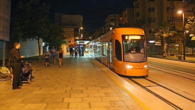 Imagen de archivo del TRAM de Alicante de noche.