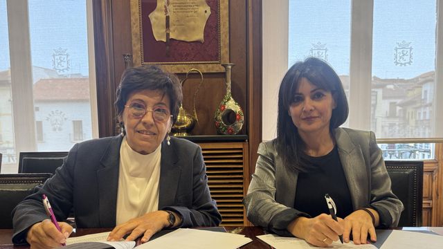 Imagen del momento de la rúbrica del acuerdo entre Unicaja y el Ayuntamiento de León para el uso de la sala Santa Nonia de forma temporal como escenario de conciertos