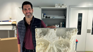 Carlos Hernández posa junto a una de las obras que empezó a crear tras quedarse sin empleo.