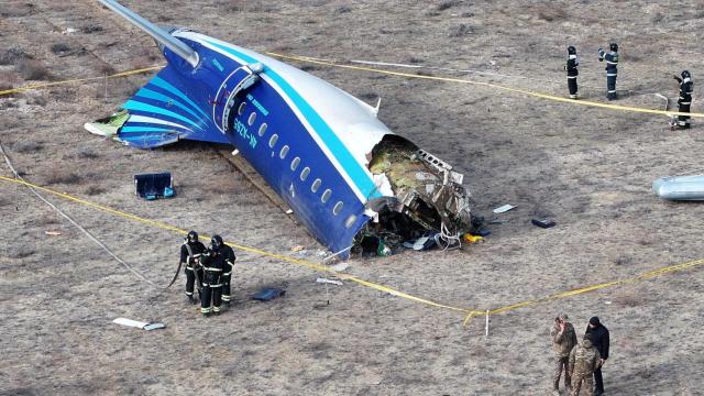Restos del avión de Azerbaiyan Airlines tras el aterrizaje forzoso y la explosión.