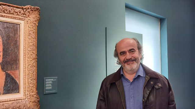 Jorge Soler junto al cuadro de Modigliani que expone ahora el Mubag.