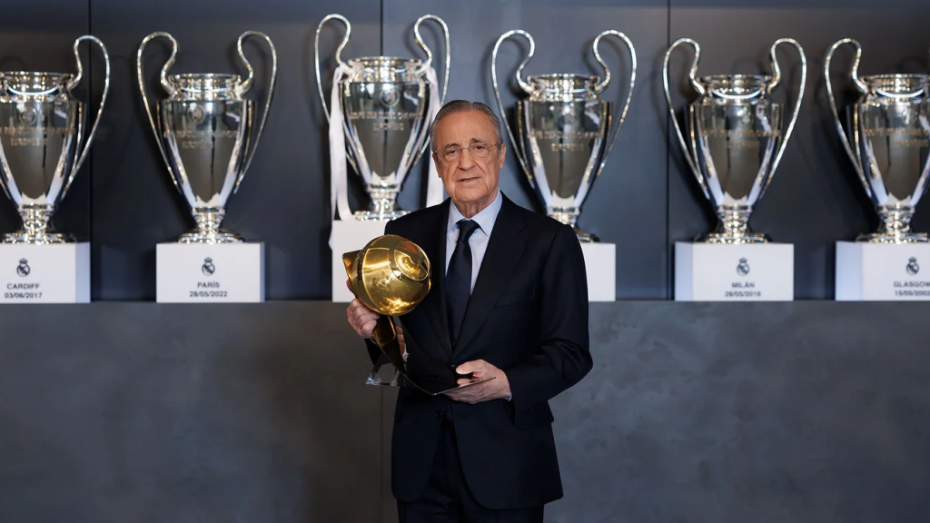 Florentino Pérez posando con el Premio Globe Soccer.