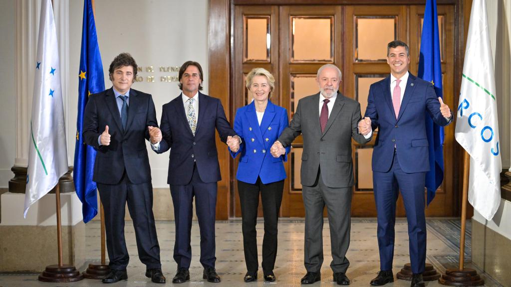 La presidenta de la Comisión Europea, Ursula Von der Leyen, con los presidentes de Argentina, Javier Milei; Uruguay, Luis Lacalle Pou; Brasil, Luiz Inacio Lula da Silva y Paraguay, Santiago Pena, en la cumbre en la que se anunció el acuerdo de libre comercio UE-Mercosur en diciembre de 2024.