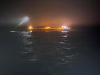 El petrolero Eagle S en aguas de Finlandia y que está siendo investigado por el sabotaje de cables de comunicación.