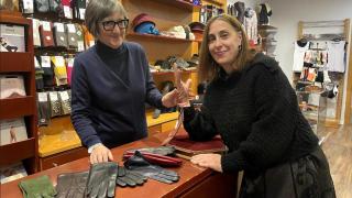 María Presa ajusta un guante en su mano a Laura Novoa en Guante Varadé, en A Coruña.