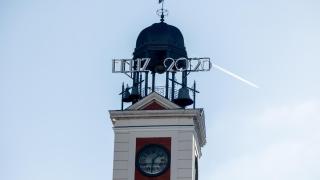 EuropaPress_6425961_cartel_luminoso_lee_feliz_2025_colocado_campanadas_nochevieja_puerta_sol_28
