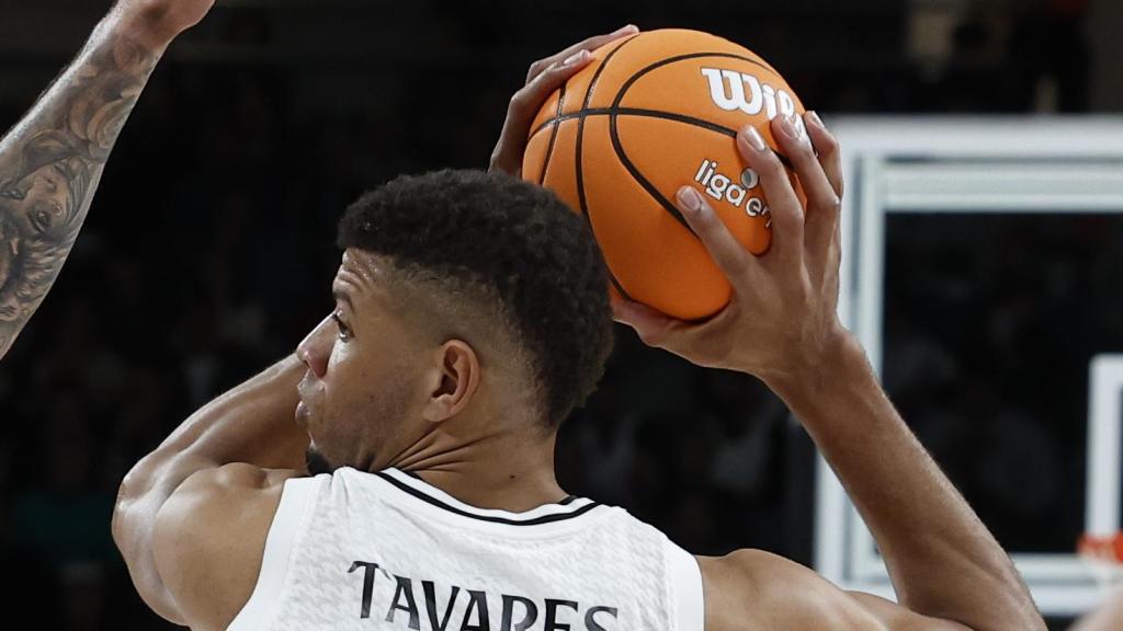 Tavares, con el balón en su poder.