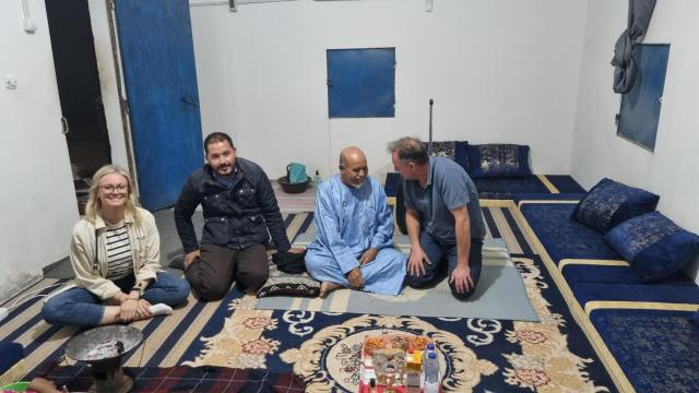 Teres Ungría Gayo, a la izquierda, en una de las visitas médicas domiciliarias en los campamentos de refugiados saharauis en Tinduf (Argelia)