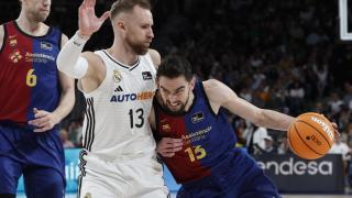 Tomas Satoransky trata de zafarse de la presión de Dzanan Musa.