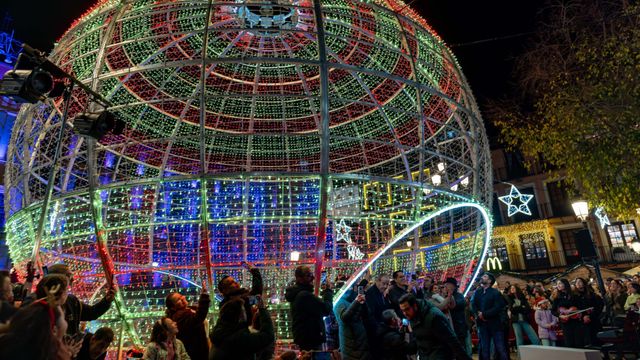 Iluminación navideña en la plaza de Zocodover de Toledo.
