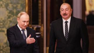 El presidente ruso, Vladimir Putin, y el presidente azerbaiyano, Ilham Aliyev, ingresan a una sala durante una reunión al margen de una cumbre de líderes de naciones miembros de la Comunidad de Estados Independientes (CEI), en el Kremlin en Moscú, Rusia, el 8 de octubre de 2024.