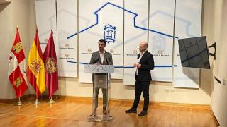 El vicepresidente segundo de la Diputación de Valladolid y responsable del Área de Innovación Digital, Gobierno Abierto y Contratación, David Esteban (i), y el director del Centro de Inteligencia Artificial de la Universidad de Valladolid, David Escudero