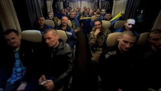 Algunos de los 150 prisioneros de guerra ucranianos liberados este lunes por Rusia en un nuevo canje de prisioneros.