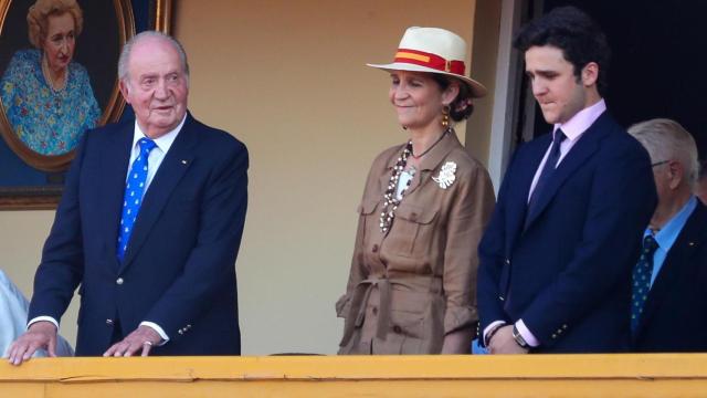 Juan Carlos I junto a la infanta Elena y Felipe Juan Froilán de Marichalar y Borbón.