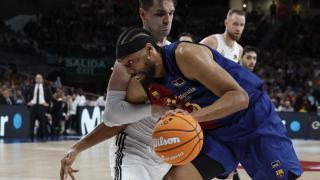 Mario Hezonja en una acción defensiva con Jabari Parker durante el Clásico.