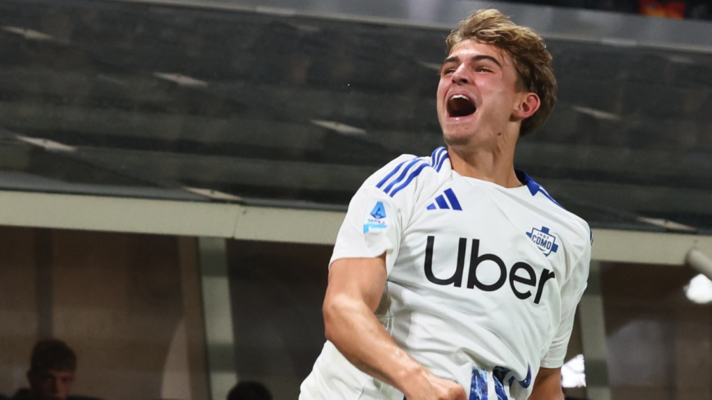 Nico Paz celebra un gol con la camiseta del Como italiano