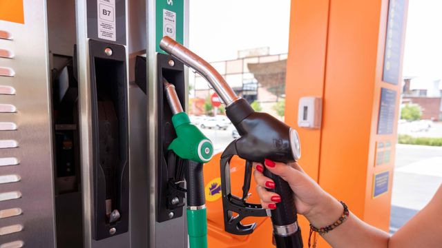 Una clienta de Plenoil descuelga una manguera para repostar.