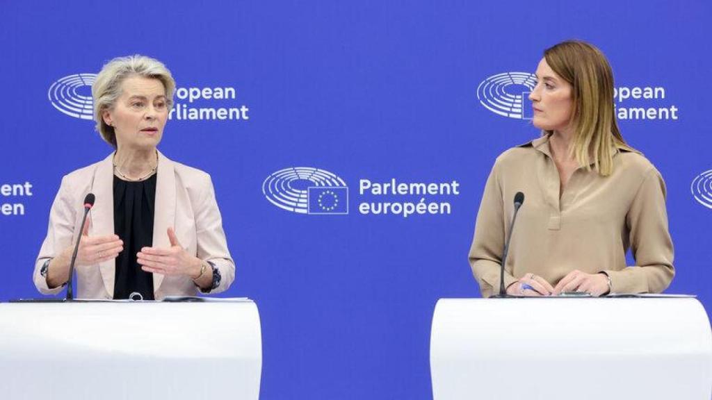 La presidenta de la Comisión Europea, Ursula von der Leyen, y la del Parlamento Europeo, Roberta Metsola, durante una rueda de prensa conjunta.