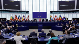 La presidenta del Parlamento Europeo, Roberta Metsola , en el Parlamento Europeo en Estrasburgo, Francia, el 24 de abril, durante la votación de la Ley de Violencia de Género.