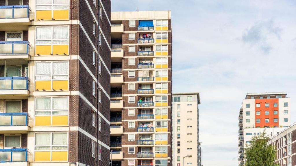 Fotografía de la fachada de diferentes bloques de viviendas.