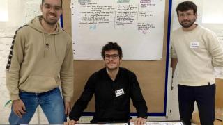 El equipo formado por Kiko Borja Escribá, desarrollador informático de Ibions; Ángel González Muelas, Data Scientist y CMO de Datipic, y Julio Madrigal Matute, responsable de proyectos en nutrición de TheMoveMen e investigador principal de la Universitat de València, participaron a finales del pasado noviembre en el evento de inicio de Foodity en Viena.