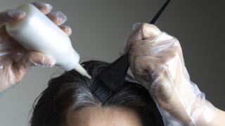 Qué son las mechas 'cebra': el nuevo tinte para disimular las canas y rejuvenecer el rostro a partir de los 50 que triunfa en España