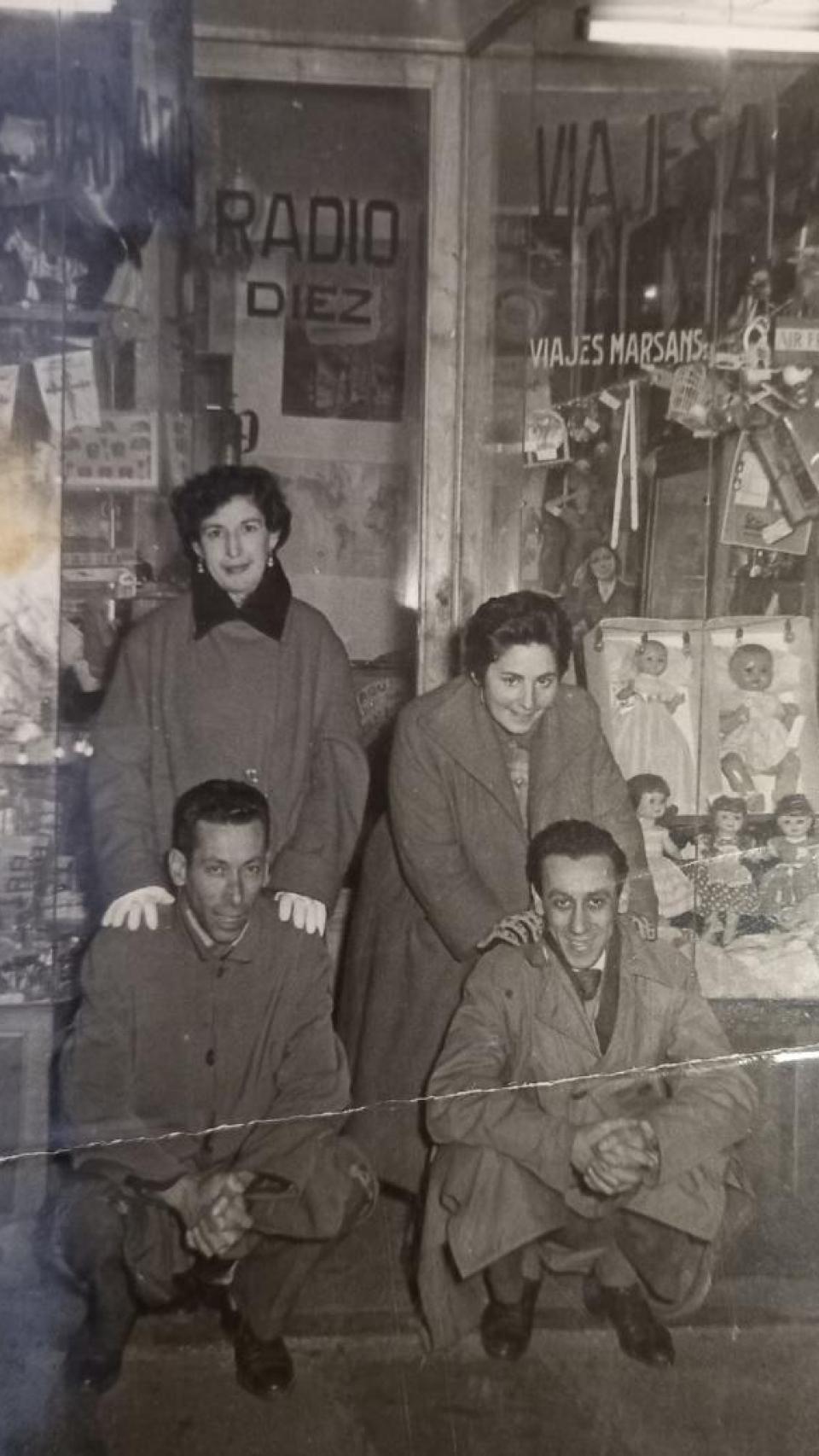 La familia de Ramón en la tienda Radio Diez en la Rúa do Vilar.