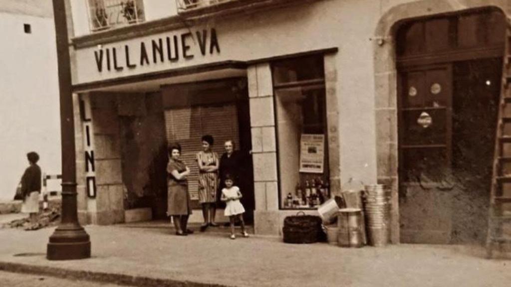 La droguería Villanueva en el cruce del Hórreo con Santiago Guayaquil a finales de los 50.