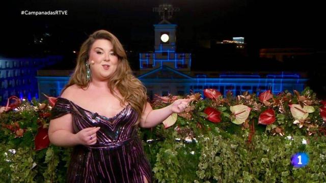 Lalachus, durante la emisión de las Campanadas 2024 con el diseño de Silvia Fernández.