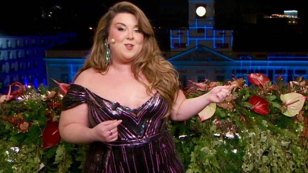 Lalachus, durante la emisión de las Campanadas 2024 con el diseño de Silvia Fernández.