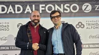 El presidente de  Huesitos Rugby La Vila, Guillem Carrión, y  el presidente de Servigroup Hoteles Benidorm, Jacobo Balongo.