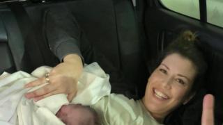 La matrona gaditana Charo Silvero con su hijo Río en el asiento trasero del coche en el que dio a luz.