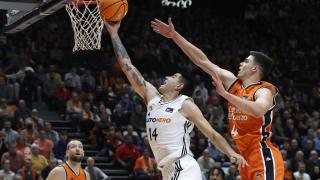 Gabriel Deck entra a canasta ante la presión de Jaime Pradilla en el partido ante Valencia Basket.